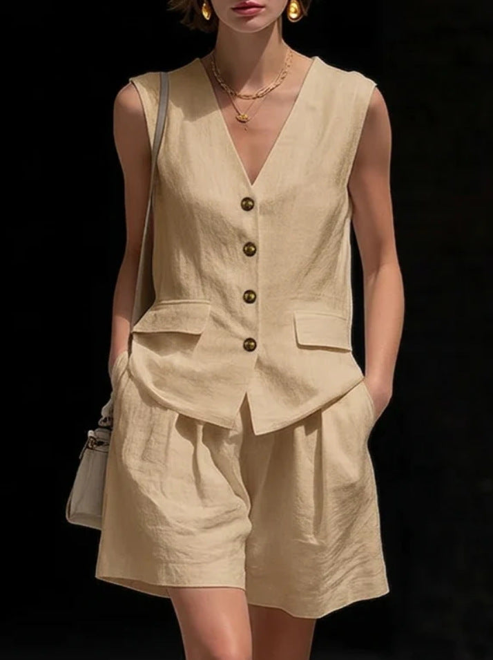 Ensemble deux pièces élégant pour femme : haut sans manches (gilet) et short en coton et lin.