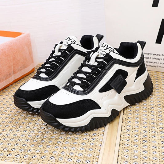 Nouvelles chaussures de sport pour femme avec lacets de couleur contrastée.