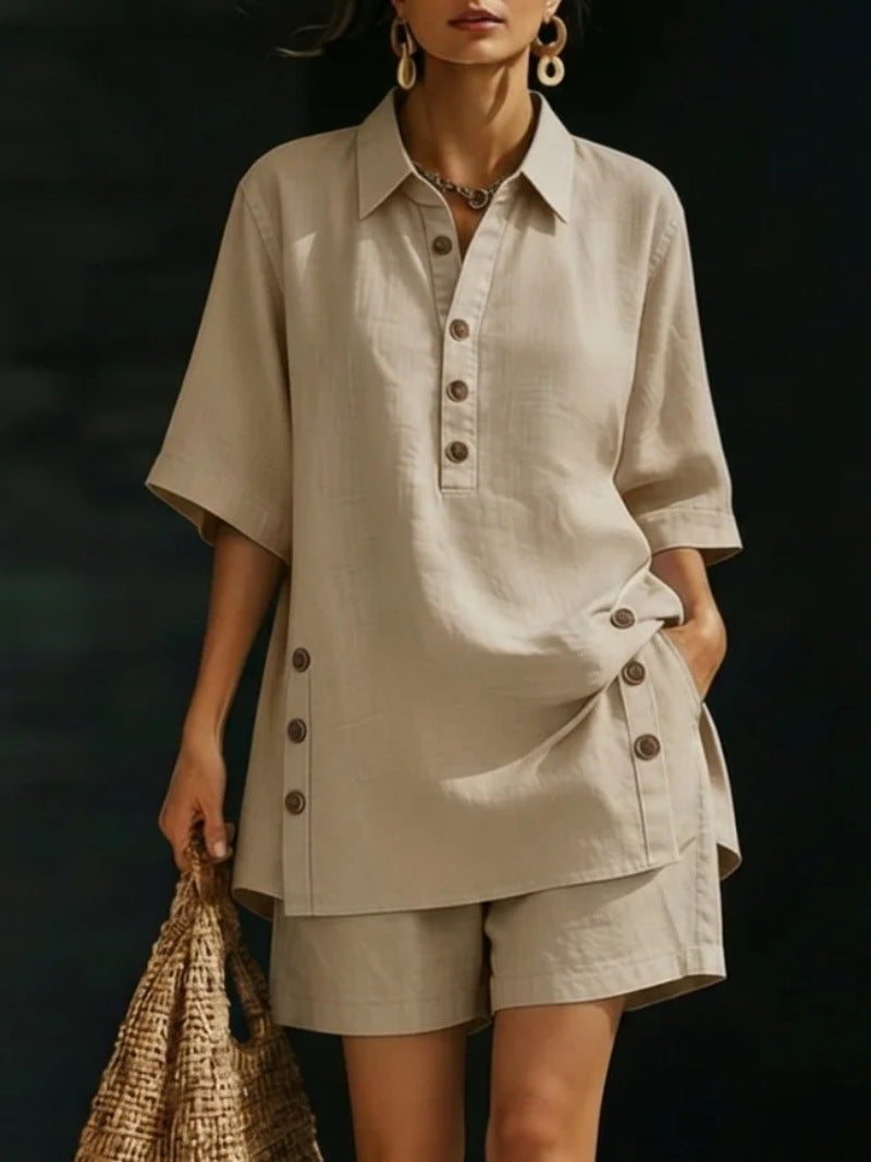 Ensemble deux pièces pour femme : chemise à manches courtes et pantalon ample.