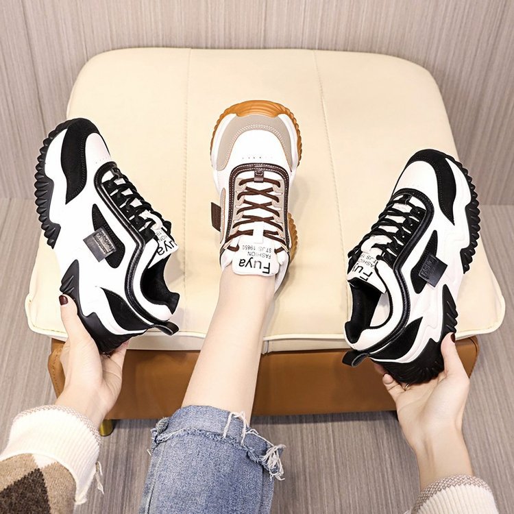 Nouvelles chaussures de sport pour femme avec lacets de couleur contrastée.