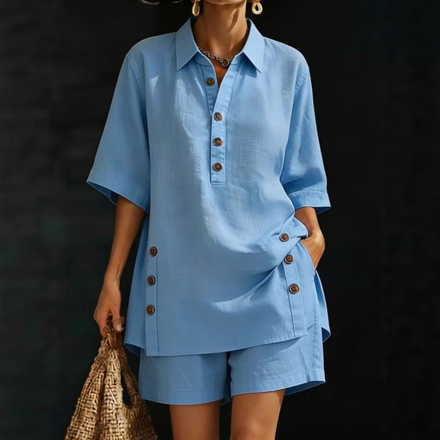 Ensemble deux pièces pour femme : chemise à manches courtes et pantalon ample.