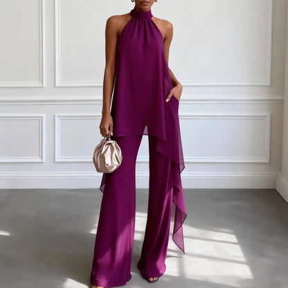 Ensemble deux pièces pour femme : haut asymétrique dos nu sans manches et pantalon assorti.