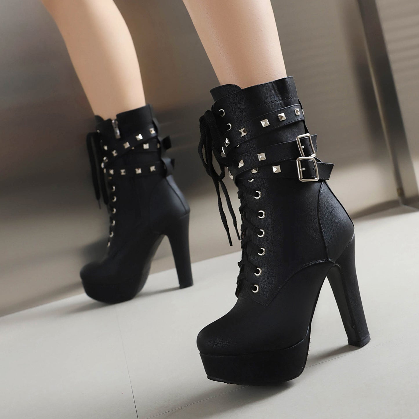 Bottines de style Martin à talons épais avec rivets et lacets, disponibles en grandes tailles.