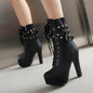 Bottines de style Martin à talons épais avec rivets et lacets, disponibles en grandes tailles.