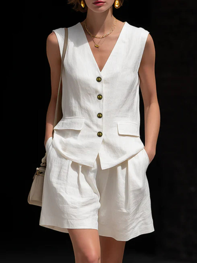 Ensemble deux pièces élégant pour femme : haut sans manches (gilet) et short en coton et lin.