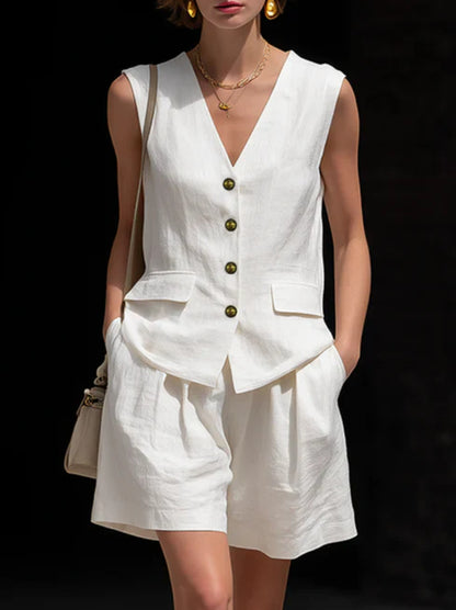 Ensemble deux pièces élégant pour femme : haut sans manches (gilet) et short en coton et lin.
