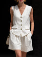 Ensemble deux pièces élégant pour femme : haut sans manches (gilet) et short en coton et lin.
