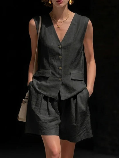 Ensemble deux pièces élégant pour femme : haut sans manches (gilet) et short en coton et lin.