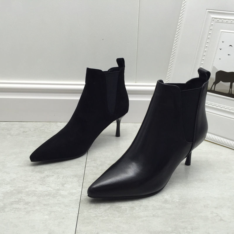Bottes hautes doublées en cuir souple à talon aiguille de style professionnel.