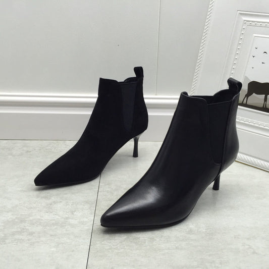 Bottes hautes doublées en cuir souple à talon aiguille de style professionnel.