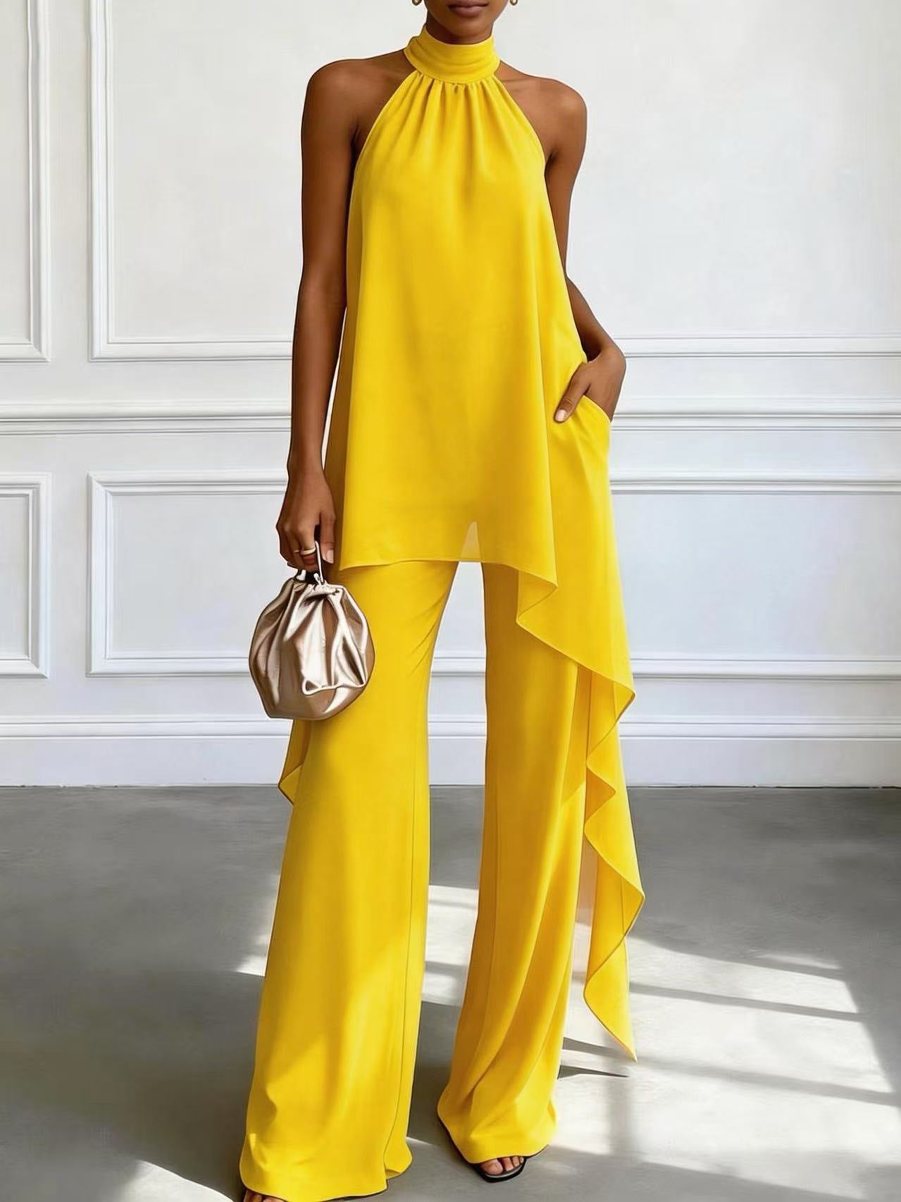 Ensemble deux pièces pour femme : haut asymétrique dos nu sans manches et pantalon assorti.