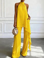 Ensemble deux pièces pour femme : haut asymétrique dos nu sans manches et pantalon assorti.
