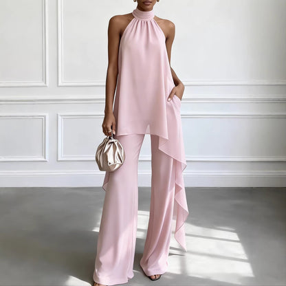 Ensemble deux pièces pour femme : haut asymétrique dos nu sans manches et pantalon assorti.
