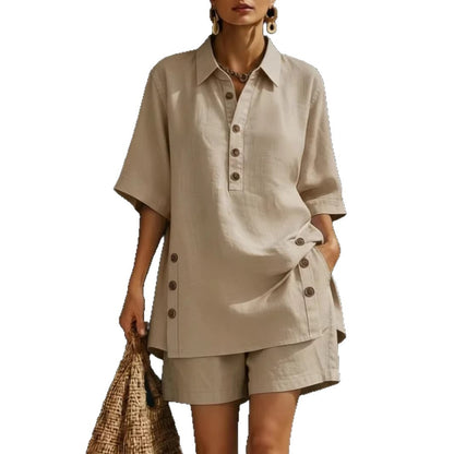 Ensemble deux pièces pour femme : chemise à manches courtes et pantalon ample.