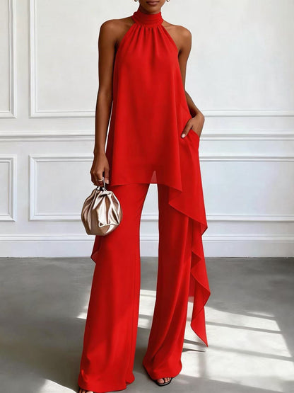 Ensemble deux pièces pour femme : haut asymétrique dos nu sans manches et pantalon assorti.