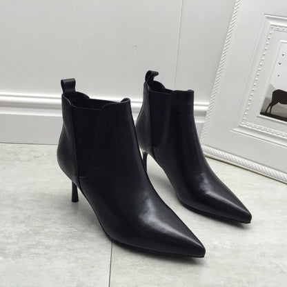 Bottes hautes doublées en cuir souple à talon aiguille de style professionnel.