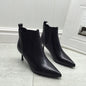 Bottes hautes doublées en cuir souple à talon aiguille de style professionnel.
