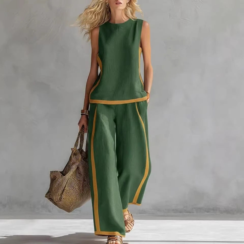 Ensemble décontracté : haut ample sans manches à col rond et pantalon large fluide à taille haute.