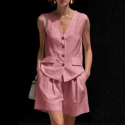 Ensemble deux pièces élégant pour femme : haut sans manches (gilet) et short en coton et lin.