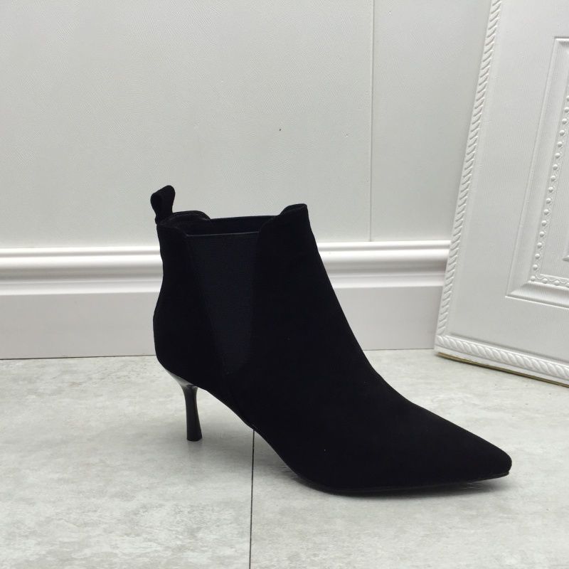 Bottes hautes doublées en cuir souple à talon aiguille de style professionnel.