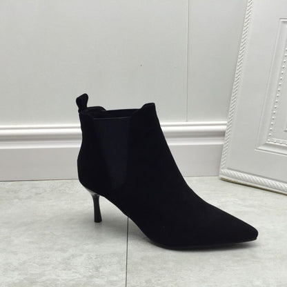 Bottes hautes doublées en cuir souple à talon aiguille de style professionnel.