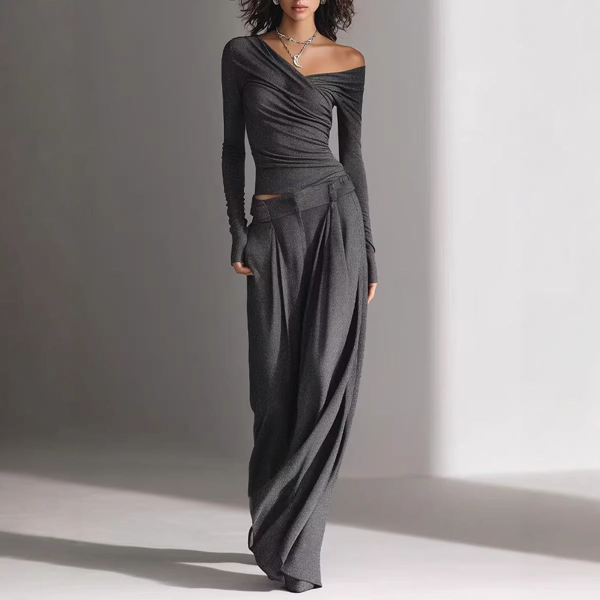 Ensemble décontracté pour femme : pantalon et haut à manches longues.
