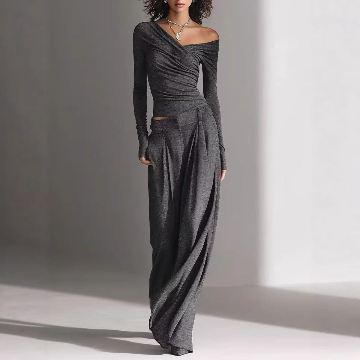 Ensemble décontracté pour femme : pantalon et haut à manches longues.