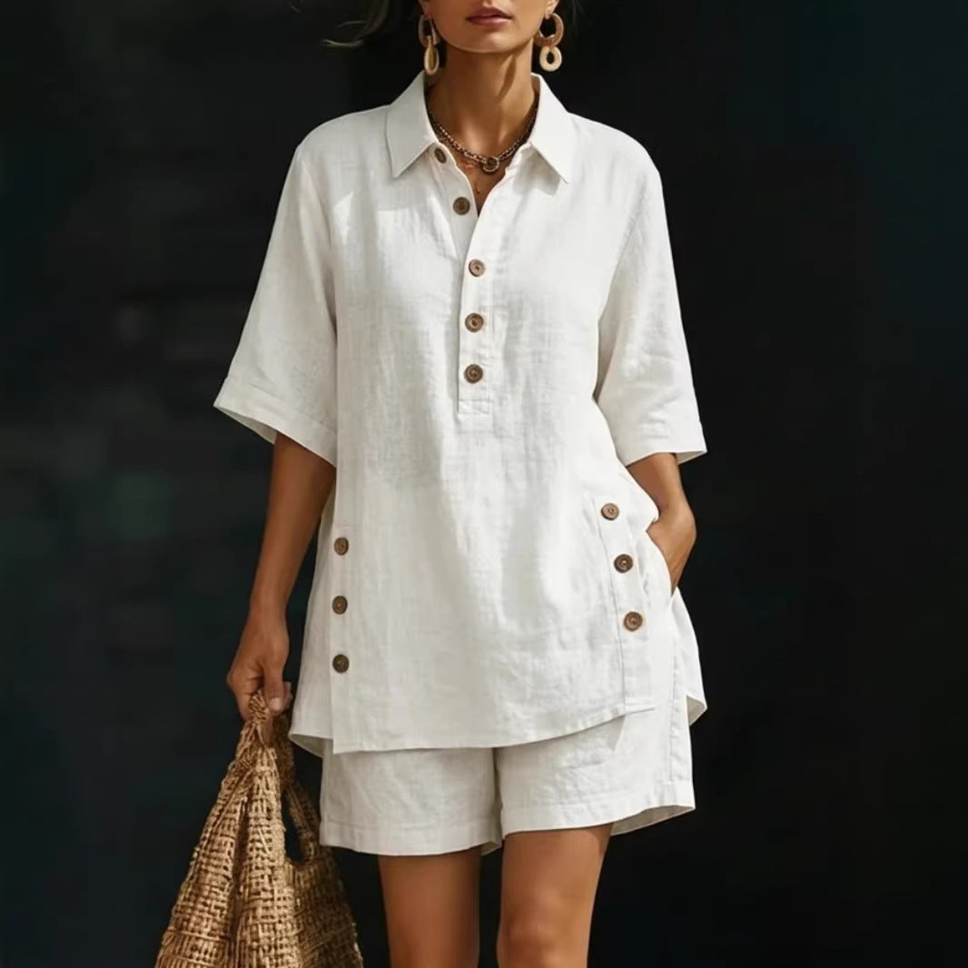 Ensemble deux pièces pour femme : chemise à manches courtes et pantalon ample.