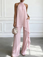 Ensemble deux pièces pour femme : haut asymétrique dos nu sans manches et pantalon assorti.