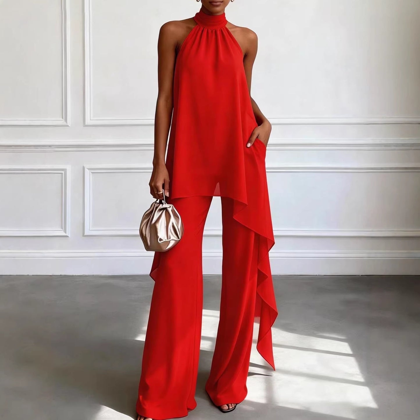 Ensemble deux pièces pour femme : haut asymétrique dos nu sans manches et pantalon assorti.