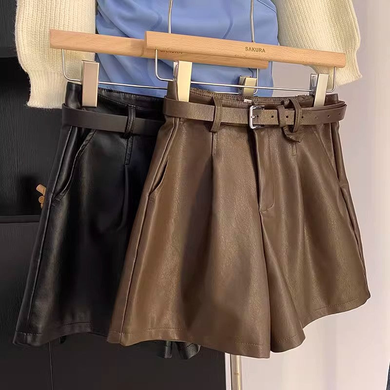 Short en similicuir noir, coupe trapèze, jambes larges