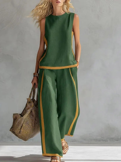 Ensemble décontracté : haut ample sans manches à col rond et pantalon large fluide à taille haute.