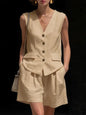 Ensemble deux pièces élégant pour femme : haut sans manches (gilet) et short en coton et lin.