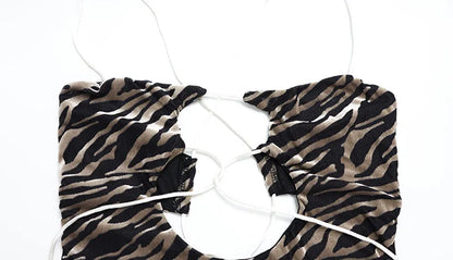 Robe fourreau sexy Ahagaga pour femme : bustier à rayures zébrées, coupe moulante, dos nu avec laçage et détails ajourés.