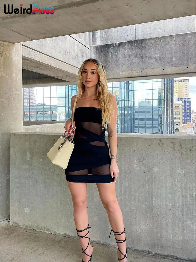 Robe bustier de soirée avec empiècements en tulle, sans manches, ultra-moulante et courte, style clubwear sexy pour l'été.
