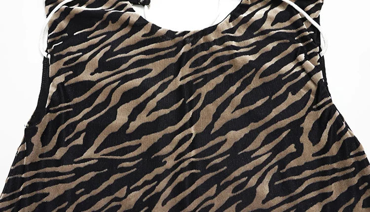 Robe fourreau sexy Ahagaga pour femme : bustier à rayures zébrées, coupe moulante, dos nu avec laçage et détails ajourés.