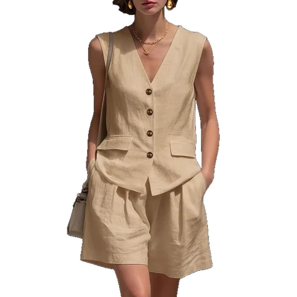 Ensemble deux pièces élégant pour femme : haut sans manches (gilet) et short en coton et lin.
