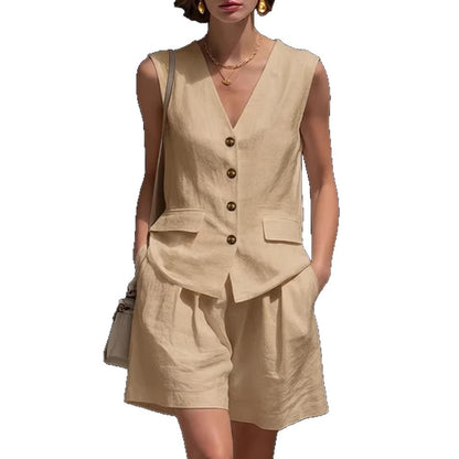 Ensemble deux pièces élégant pour femme : haut sans manches (gilet) et short en coton et lin.