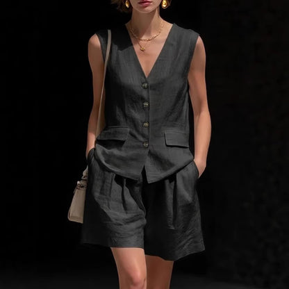 Ensemble deux pièces élégant pour femme : haut sans manches (gilet) et short en coton et lin.