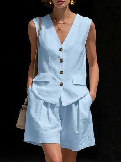 Ensemble deux pièces élégant pour femme : haut sans manches (gilet) et short en coton et lin.
