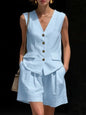Ensemble deux pièces élégant pour femme : haut sans manches (gilet) et short en coton et lin.