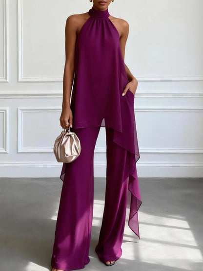 Ensemble deux pièces pour femme : haut asymétrique dos nu sans manches et pantalon assorti.