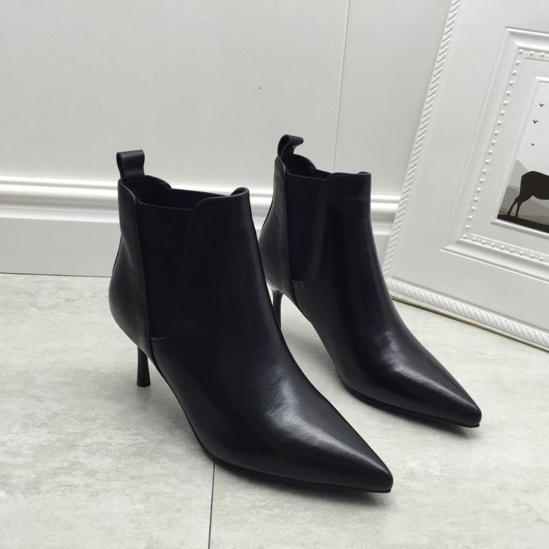 Bottes hautes doublées en cuir souple à talon aiguille de style professionnel.