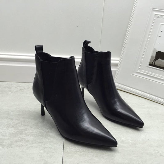 Bottes hautes doublées en cuir souple à talon aiguille de style professionnel.