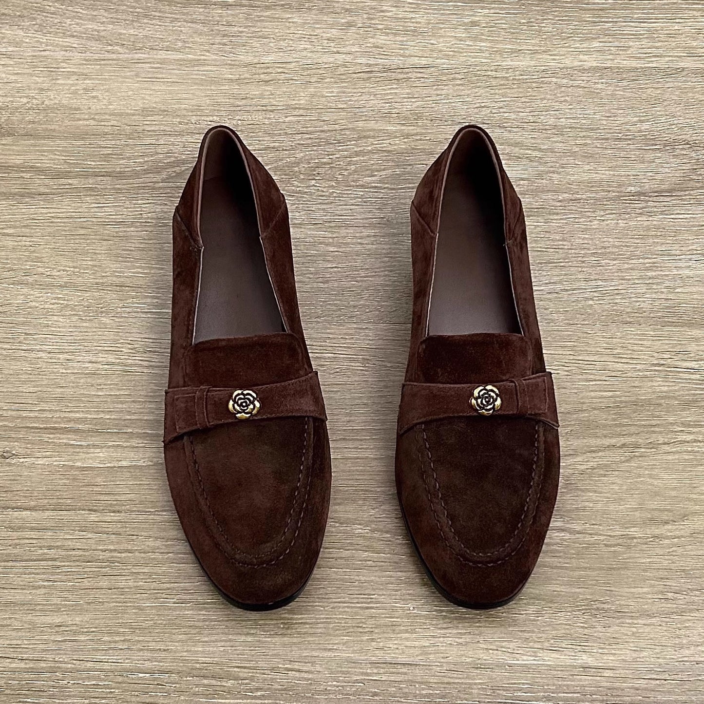 Mocassins rétro pour femme de style français avec motif camélia.