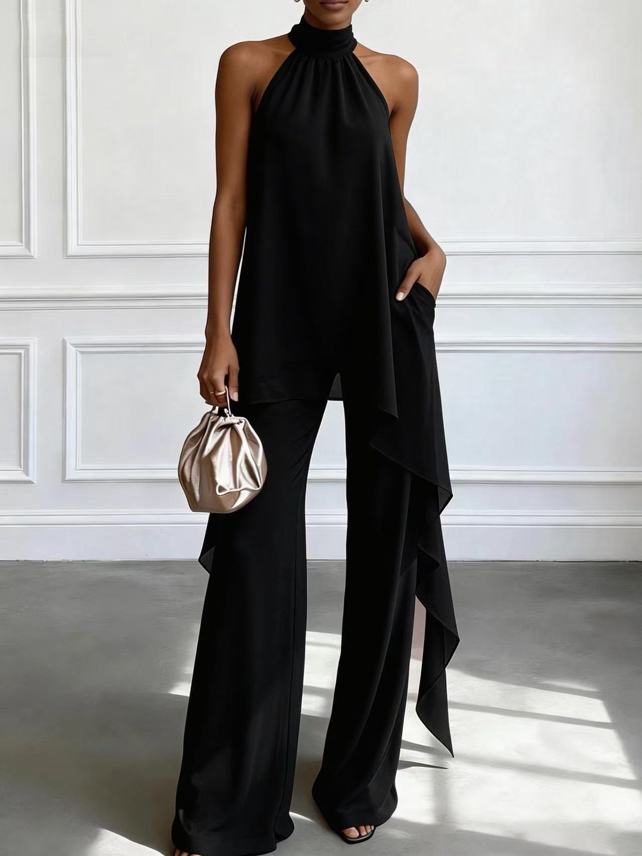 Ensemble deux pièces pour femme : haut asymétrique dos nu sans manches et pantalon assorti.