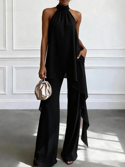 Ensemble deux pièces pour femme : haut asymétrique dos nu sans manches et pantalon assorti.