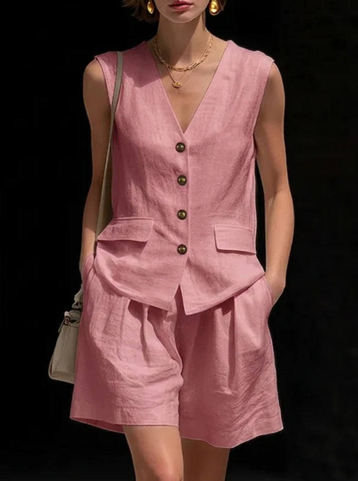 Ensemble deux pièces élégant pour femme : haut sans manches (gilet) et short en coton et lin.