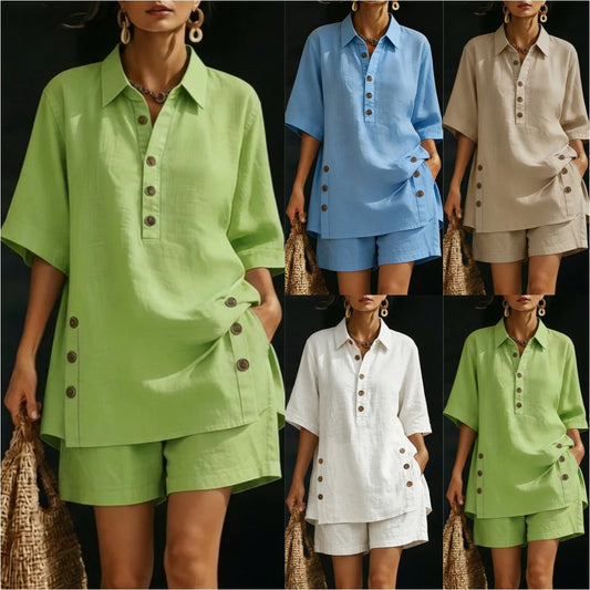 Ensemble deux pièces pour femme : chemise à manches courtes et pantalon ample.