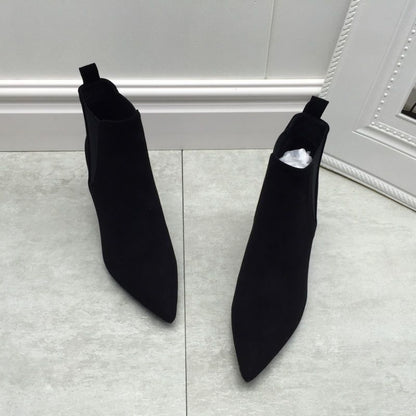 Bottes hautes doublées en cuir souple à talon aiguille de style professionnel.